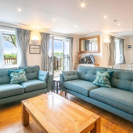 Coot Cottage - Holiday House With Fantastic Lake Views Somerford Keynes Exterior photo