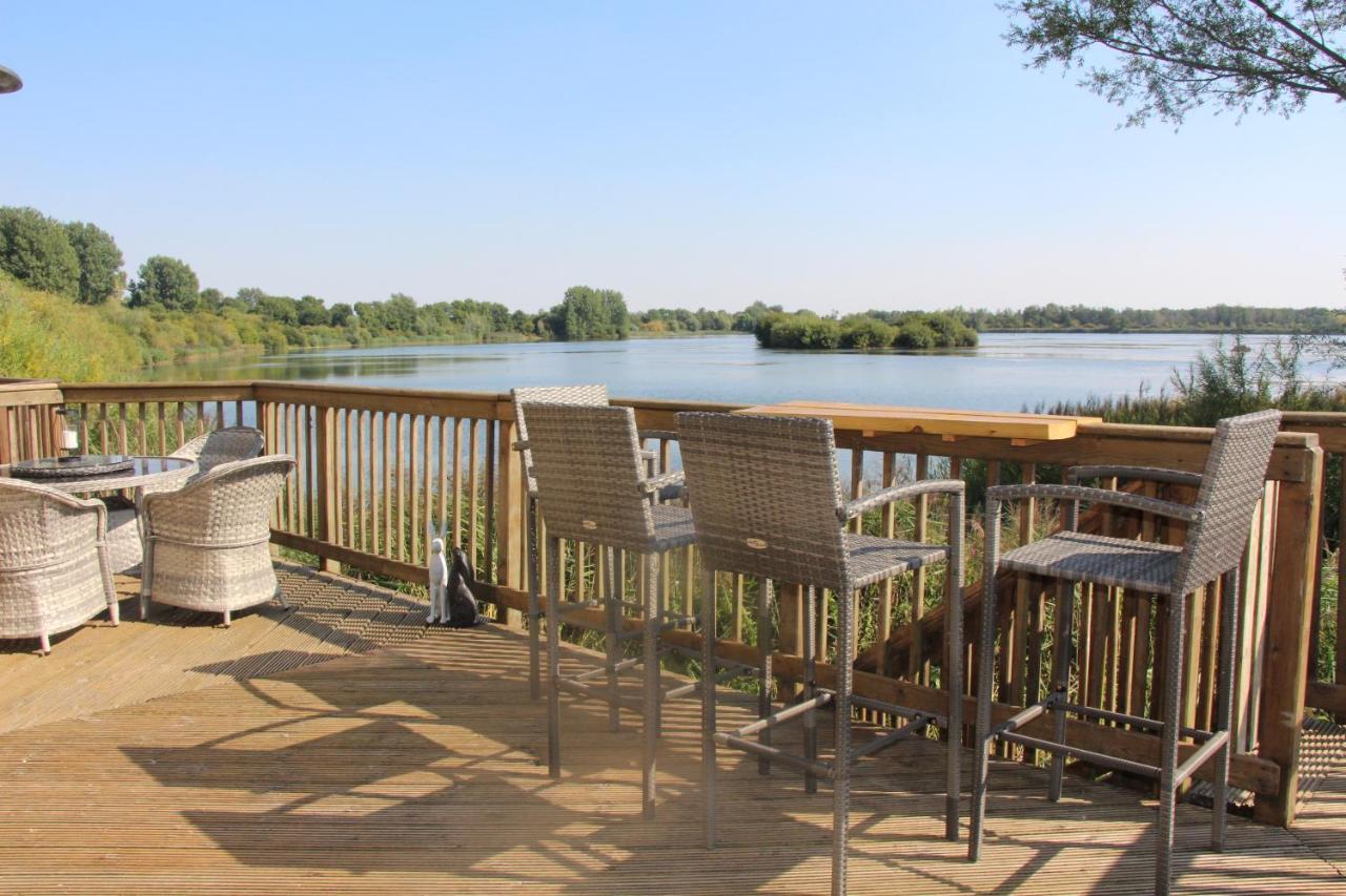 Coot Cottage - Holiday House With Fantastic Lake Views Somerford Keynes Exterior photo