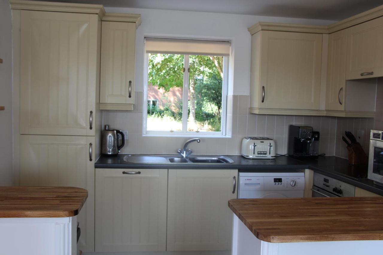 Coot Cottage - Holiday House With Fantastic Lake Views Somerford Keynes Exterior photo