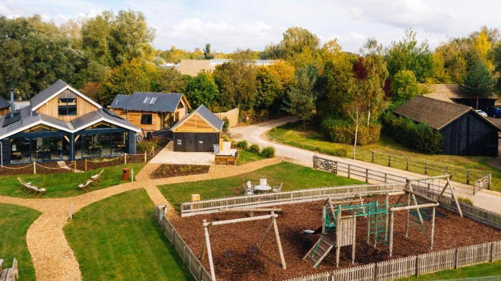 Coot Cottage - Holiday House With Fantastic Lake Views Somerford Keynes Exterior photo