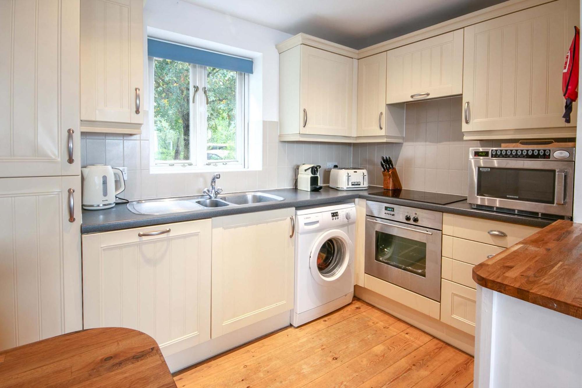 Coot Cottage - Holiday House With Fantastic Lake Views Somerford Keynes Exterior photo